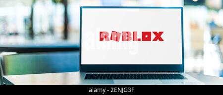 POZNAN, POL - JAN 6, 2021: Ordinateur portable affichant le logo de Roblox, une plate-forme de jeu en ligne et un système de création de jeu qui permet aux utilisateurs de programmer ga Banque D'Images