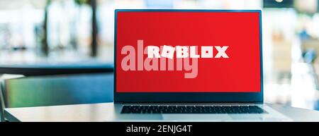 POZNAN, POL - JAN 6, 2021: Ordinateur portable affichant le logo de Roblox, une plate-forme de jeu en ligne et un système de création de jeu qui permet aux utilisateurs de programmer ga Banque D'Images