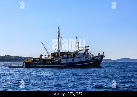 Hvar, Croatie - 2 octobre 2011: Vue sur un bateau près de Hvar par un jour ensoleillé Banque D'Images