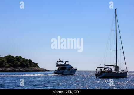 Paklinski Otoci, Croatie - 2 octobre 2011: Vue des bateaux avec Paklinski Otoci en arrière-plan Banque D'Images