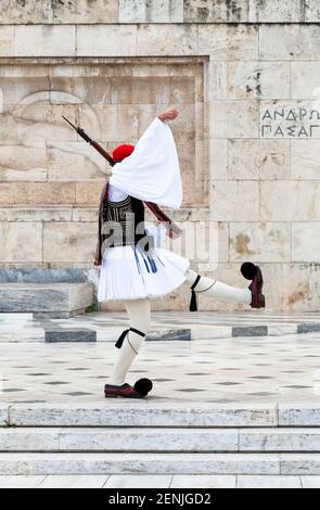 Evzones qui gardaient la tombe du Soldat inconnu à Athènes, Grèce. Le soldat grec Evzones vêtu d'uniformes traditionnels, se réfère aux membres de TH Banque D'Images