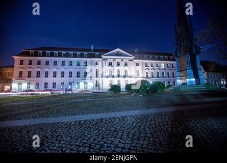 Greifswald, Allemagne. 23 février 2021. Le bâtiment principal de l'université dans la soirée. Credit: Jens Büttner/dpa-Zentralbild/ZB/dpa/Alay Live News Banque D'Images