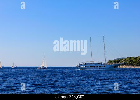 Hvar, Croatie - 2 octobre 2011: Vue sur les bateaux près de l'île de Hvar le jour du soleil Banque D'Images