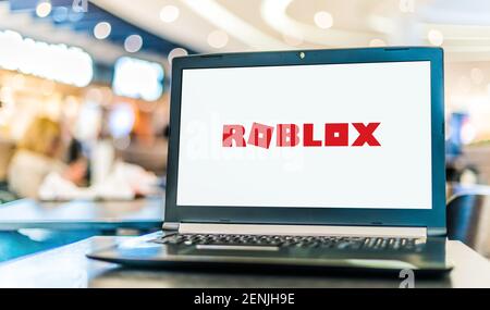 POZNAN, POL - JAN 6, 2021: Ordinateur portable affichant le logo de Roblox, une plate-forme de jeu en ligne et un système de création de jeu qui permet aux utilisateurs de programmer ga Banque D'Images