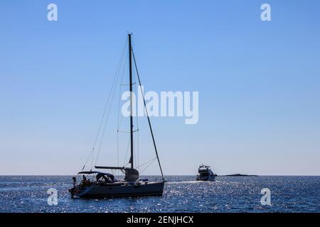 Paklinski Otoci, Croatie - 2 octobre 2011: Vue des bateaux avec Paklinski Otoci en arrière-plan Banque D'Images