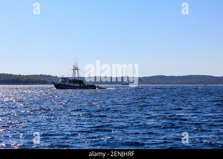 Paklinski Otoci, Croatie - 2 octobre 2011: Vue des bateaux avec Paklinski Otoci en arrière-plan Banque D'Images