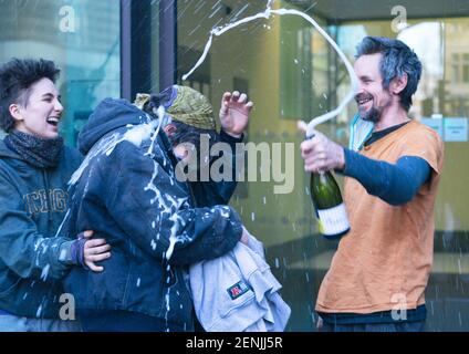 Londres, Royaume-Uni, 26 février 2021. Les manifestants anti HS2 et les tunneliers Euston Dan Hooper, connus sous le nom de Swampy, Blue et Nemo quittent la Cour des magistrats de Westminster. Les trois manifestants ont été expulsés du tunnel hier matin à 7h00 après avoir passé 30 jours sous terre pour protester contre le projet HS2 et la destruction des jardins d'Euston Square pour créer une station de taxi temporaire. Ils célèbrent avec du vin pétillant et le Dr Larch Maxey vient les accueillir. Banque D'Images