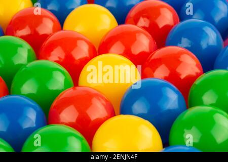 De nombreuses boules en plastique colorées comme arrière-plan. Banque D'Images