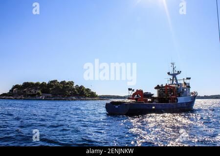 Hvar, Croatie - 2 octobre 2011: Vue sur un bateau près de l'île de Hvar par une Journée ensoleillée Banque D'Images