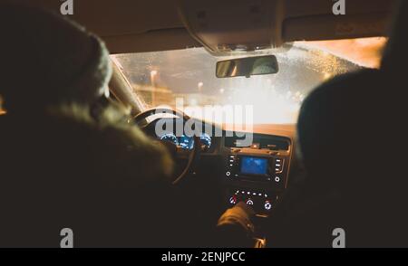 Femme conduisant une voiture en hiver. Banque D'Images