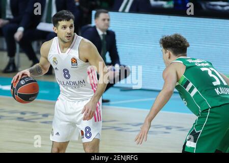 Nicolas Laprovittola du Real Madrid et Rokas Jokubaitis de Zalgiris Kaunas lors du match de basket-ball Euroligue de Turkish Airlines entre Real Madrid et Zalgiris Kaunas le 25 février 2021 au Centre WiZink de Madrid, Espagne - photo Irina R Hipolito / Espagne DPPI / DPPI / LiveMedia Banque D'Images