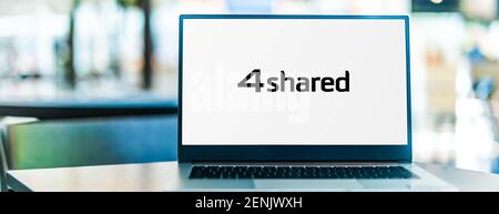 POZNAN, POL - 6 JANVIER 2021: Ordinateur portable affichant le logo de 4shared, un site de partage de fichiers Banque D'Images