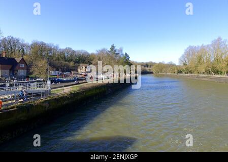 Maidstone, Kent, Royaume-Uni. River Medway à Allington Lock Banque D'Images