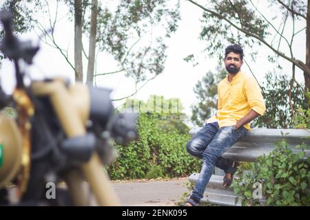 Bel homme barbu posé à l'extérieur. Images du modèle masculin. Banque D'Images