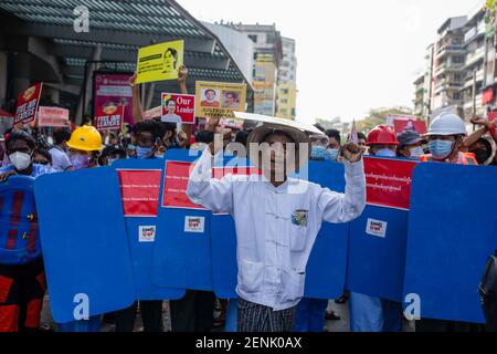 Yangon, Myanmar. 26 février 2021. Un manifestant fait des gestes à l'égard des officiers de police pendant la manifestation.le conseiller militaire du Myanmar en détention, Aung San Suu Kyi, a déclaré l'état d'urgence tout en prenant le pouvoir dans le pays pendant un an après avoir perdu les élections contre la Ligue nationale pour la démocratie (NLD). Crédit : SOPA Images Limited/Alamy Live News Banque D'Images