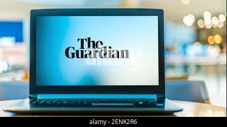 POZNAN, POL - 6 JANVIER 2021 : ordinateur portable affichant le logo du Guardian, un quotidien britannique Banque D'Images
