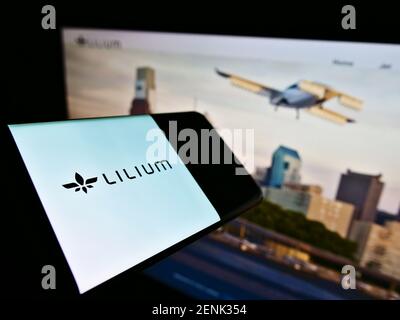 Téléphone portable avec logo de l'entreprise du fabricant allemand d'avions Lilium GmbH (Lilium Jet) sur écran devant le site. Concentrez-vous sur le centre de l'écran du téléphone. Banque D'Images