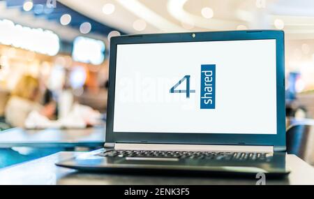 POZNAN, POL - 6 JANVIER 2021: Ordinateur portable affichant le logo de 4shared, un site de partage de fichiers Banque D'Images
