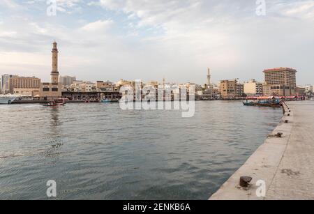 Dubaï, Émirats arabes Unis, 25 février 2021 : tôt le matin à Dubai Creek Banque D'Images