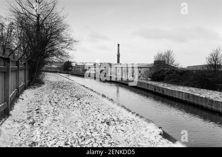 Le chemin de la Nouvelle rivière sous la neige à l'hiver 2021, près de Harringay Warehouse District, au nord de Londres, au Royaume-Uni Banque D'Images