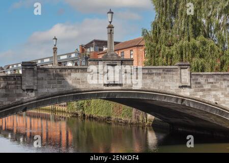 Le pont Whitefriars est une travée unique en béton armé, construite en 1924 dans la rivière Wensum norwich norfolk Banque D'Images