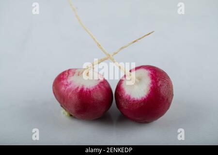 Gros plan deux radis violets sur fond blanc Banque D'Images