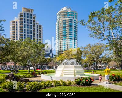 Fontaine dans le parc South Straub sur le front de mer dans le centre-ville À Saint-Pétersbourg, Floride, États-Unis Banque D'Images