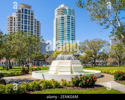 Fontaine dans le parc South Straub sur le front de mer dans le centre-ville À Saint-Pétersbourg, Floride, États-Unis Banque D'Images