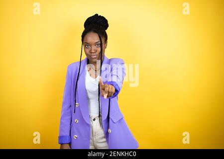 Une jeune femme d'affaires afro-américaine montre et montre avec les doigts numéro un alors que est grave Banque D'Images