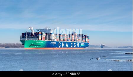 Le conteneur de GNL, le CMA CGM Louvre, sur l'Elbe près de la ville de Hambourg, en Allemagne. Le bateau quitte le port de Hambourg dimanche Banque D'Images