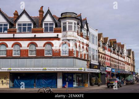 Propriété, architecture dans Hamlet court Road, Westcliff on Sea, Essex, Royaume-Uni, qui est à l'origine une rue de détail de l'époque édouardienne. Coupole réduite Banque D'Images