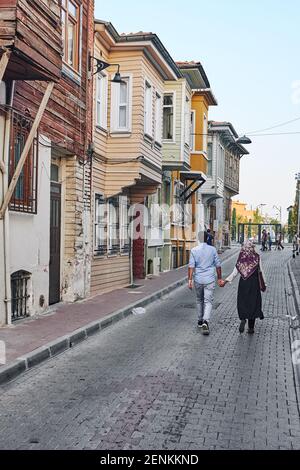 Istanbul, Turquie - 17 septembre 2017 : couple tenant les mains marchant dans une rue typique de la ville turque Banque D'Images