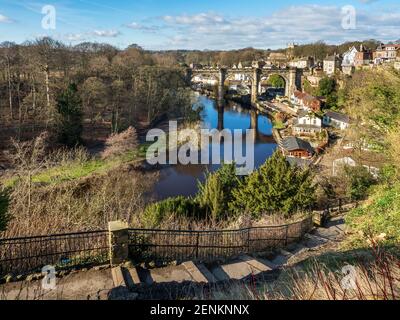 Descendez à Waterside et le viaduc de l'autre côté de la rivière Nidd à Knaresborough North Yorkshire England Banque D'Images