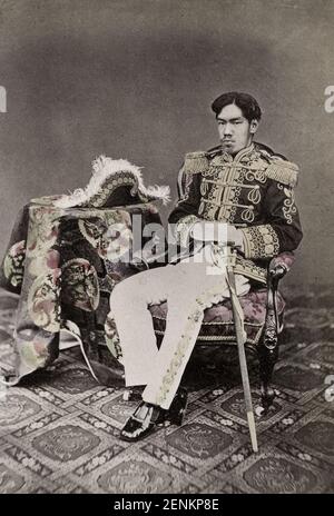 Photographie ancienne du XIXe siècle : empereur Meiji, Japon, en uniforme milay, années 1870. Banque D'Images