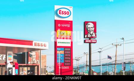 KANCHANABURI, THAÏLANDE-DÉCEMBRE 31,2020 : panneaux d'affichage du logo KFC Drive-Thru sur un poteau avec les principaux logos de marque de STARBUCKS , TMK MART à ESSO ga Banque D'Images