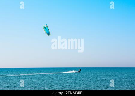 Île de Rhodes, Grèce - 26 juillet 2019 : kitesurfers sur la plage de Prasonisi - lieu de kitesurf et de planche à voile le plus féreux de l'île de Rhodes Banque D'Images