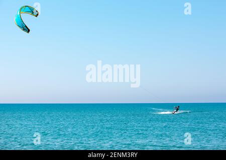 Île de Rhodes, Grèce - 26 juillet 2019 : kitesurfers sur la plage de Prasonisi - lieu de kitesurf et de planche à voile le plus féreux de l'île de Rhodes Banque D'Images