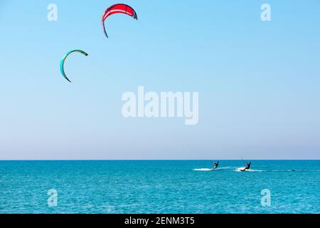 Île de Rhodes, Grèce - 26 juillet 2019 : kitesurfers sur la plage de Prasonisi - lieu de kitesurf et de planche à voile le plus féreux de l'île de Rhodes Banque D'Images