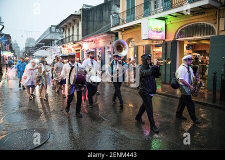 Un joyeux défilé de mariage en deuxième ligne remplit les rues du quartier français, célébrant l'amour et les traditions vibrantes de la Nouvelle-Orléans. Banque D'Images