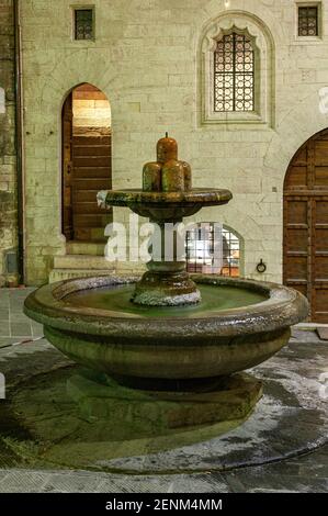 La fontaine Bargello est située en face du palais homonyme dans le centre de Gubbio et est également connue sous le nom de Fontana dei Matti. Banque D'Images