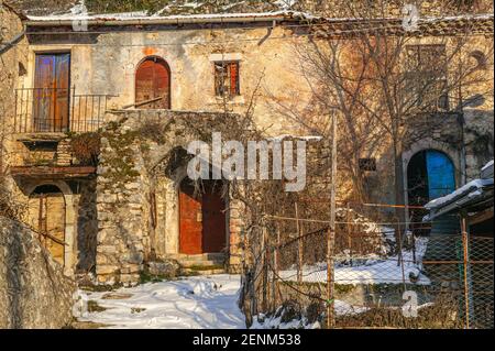 Maison en pierre abandonnée et en ruines. Lecce nei Marsi, province de l'Aquila, Abruzzes, Italie, Europe Banque D'Images