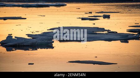 Scènes de coucher de soleil dans le détroit de Davis, au large de l'île de Baffin, Nunavut, Canada Banque D'Images