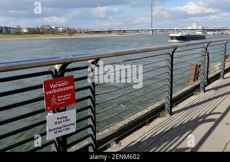 Düsseldorf, NRW Allemagne, 26 février 2021, Corona, "S'il vous plaît marcher dessus": En raison de la foule des gens le week-end dernier, la ville de Düsseldorf a imposé une interdiction sur la promenade du Rhin dans la vieille ville. Cela s'applique le vendredi de 3 h 00 à 1 h 00 et le samedi/dimanche de 10 h 00 à 1 h 00. Il est toujours de 14 h 50 le vendredi Banque D'Images