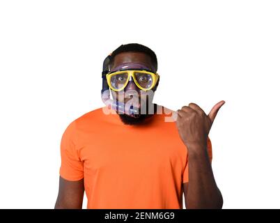 Homme avec masque prêt à nager sous l'eau. Fond jaune. Isolé sur fond blanc Banque D'Images