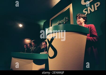 Nicola Sturgeon, du Parti national écossais, s'adressant aux médias lors du lancement du manifeste du SNP 1999 pour la campagne électorale de Holyrood à Édimbourg, en Écosse, avec le chef du parti à sa droite. Mme Sturgeon a été élue au Parlement écossais nouvellement créé en 1999 et a continué à servir comme premier ministre adjoint du pays sous la direction d'Alex Salmond MSP, puis comme premier ministre. Au moment de l'élection de 1999, elle travaillait comme avocate au DrumChapel Law and Money Advice Centre de Glasgow. Banque D'Images