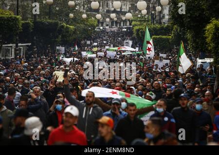 Alger, Algérie, 26 février 2021 : des gens crient des slogans anti-gouvernementaux lors d'une manifestation organisée dans le cadre d'une reprise des manifestations de masse, communément appelées le mouvement Hirak, qui a poussé Abdelaziz Bouteflika, dirigeant de longue date, à quitter ses fonctions en avril 2019. La manifestation marque la 106e manifestation hebdomadaire du mouvement pro-démocratique Hirak, et remonte à la dernière fois que les Algériens ont manifesté le 20 mars 2020, avant que la scène ne s'arrête en raison de la pandémie du coronavirus. Credit: dpa Picture Alliance/Alay Live News Banque D'Images