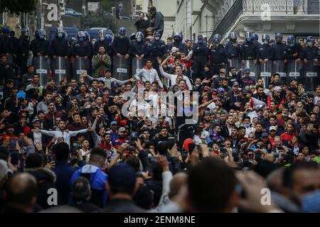 Alger, Algérie, 26 février 2021 : des gens crient des slogans anti-gouvernementaux lors d'une manifestation organisée dans le cadre d'une reprise des manifestations de masse, communément appelées le mouvement Hirak, qui a poussé Abdelaziz Bouteflika, dirigeant de longue date, à quitter ses fonctions en avril 2019. La manifestation marque la 106e manifestation hebdomadaire du mouvement pro-démocratique Hirak, et remonte à la dernière fois que les Algériens ont manifesté le 20 mars 2020, avant que la scène ne s'arrête en raison de la pandémie du coronavirus. Credit: dpa Picture Alliance/Alay Live News Banque D'Images