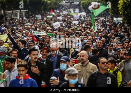 Alger, Algérie, 26 février 2021 : des gens crient des slogans anti-gouvernementaux lors d'une manifestation organisée dans le cadre d'une reprise des manifestations de masse, communément appelées le mouvement Hirak, qui a poussé Abdelaziz Bouteflika, dirigeant de longue date, à quitter ses fonctions en avril 2019. La manifestation marque la 106e manifestation hebdomadaire du mouvement pro-démocratique Hirak, et remonte à la dernière fois que les Algériens ont manifesté le 20 mars 2020, avant que la scène ne s'arrête en raison de la pandémie du coronavirus. Credit: dpa Picture Alliance/Alay Live News Banque D'Images
