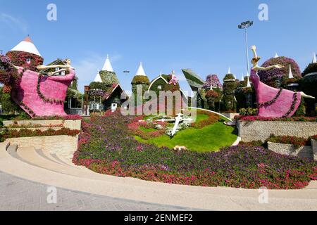 Horloge florale au Dubai Miracle Garden, un jardin de fleurs situé à Dubailand, Dubaï, Émirats arabes Unis. Horloge à fleurs. Banque D'Images
