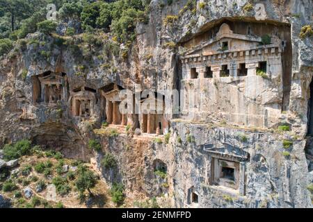 Vue aérienne des façades des tombes des Rois, construites par les anciens Lyciens, à Dalyan, province de Muğla, Turquie Banque D'Images